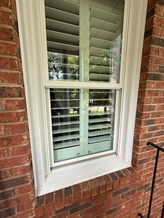 Detailed window cleaning result on residential glass